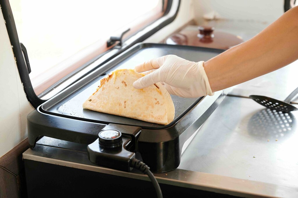 https://recipes.net/wp-content/uploads/2021/03/warming-the-tortilla.jpg