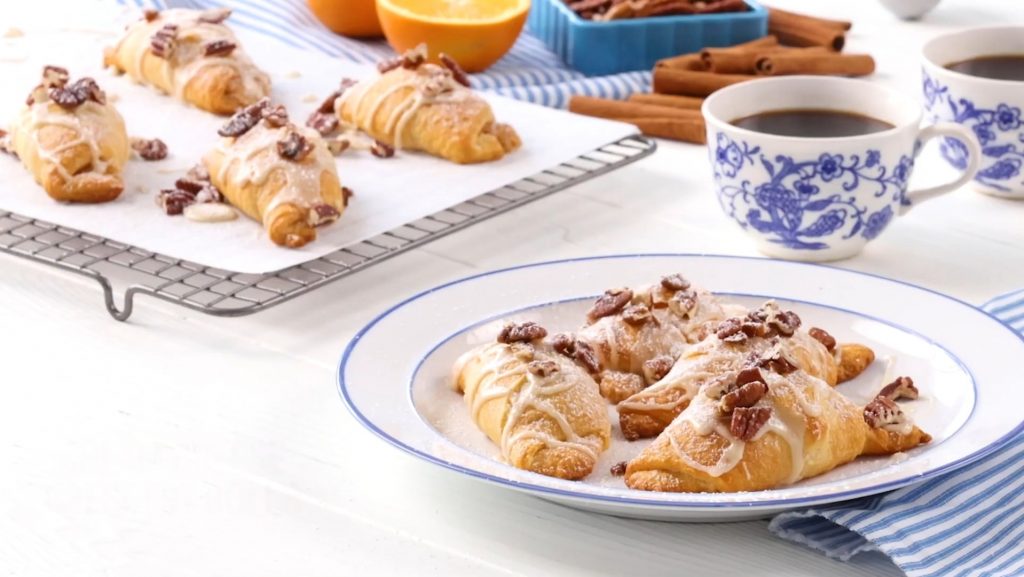 https://recipes.net/wp-content/uploads/2021/04/Cinnamon-Cream-Cheese-Crescent-Rolls-1024x577.jpg