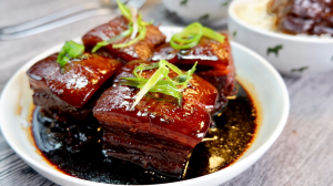 braised-pork-with-pearl-onions-and-grapes-recipe