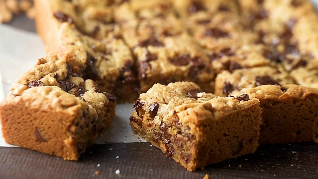 chocolate-chip-peanut-butter-blondies-recipe