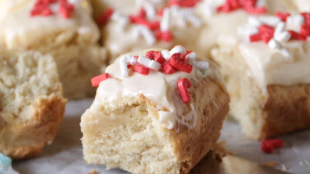 frosted-peppermint-sugar-cookie-bars-recipe