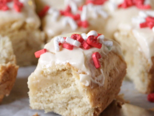 frosted-peppermint-sugar-cookie-bars-recipe