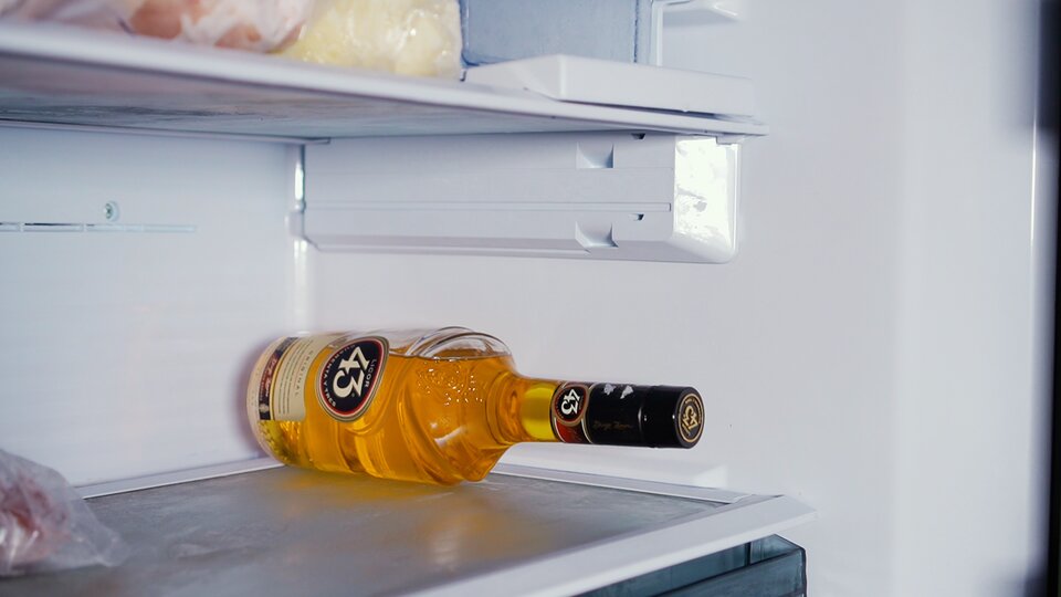 https://recipes.net/wp-content/uploads/2021/05/licor-43-in-the-fridge.jpg