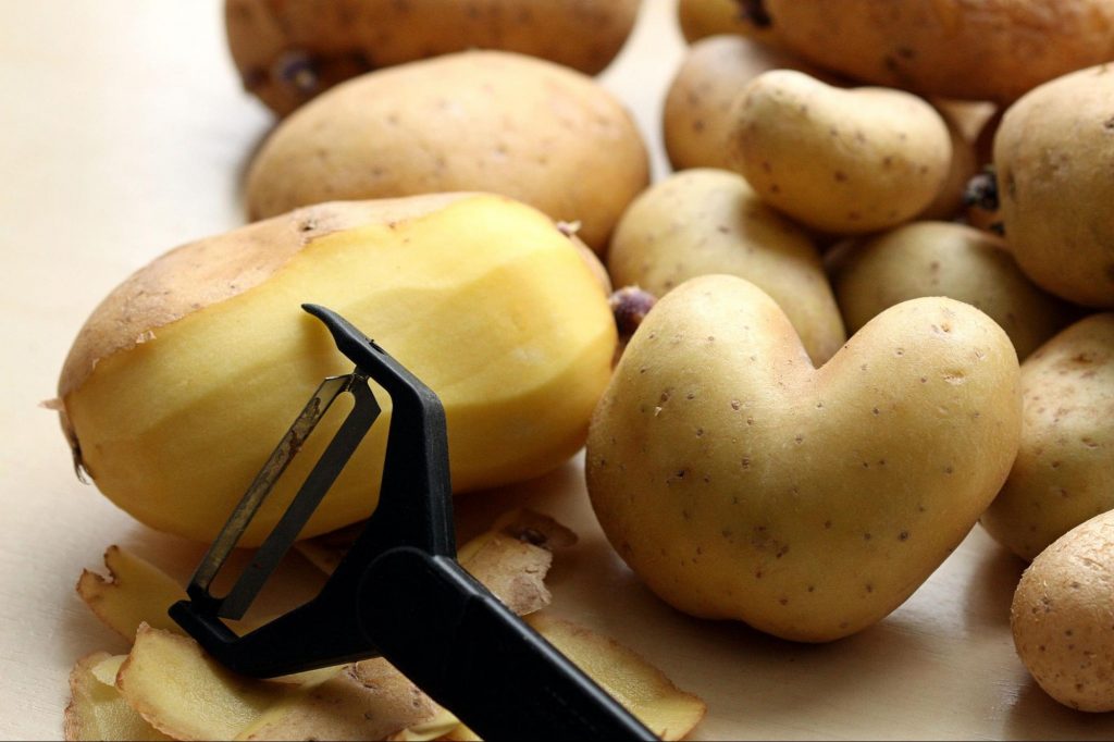 Potato peeler with potatoes