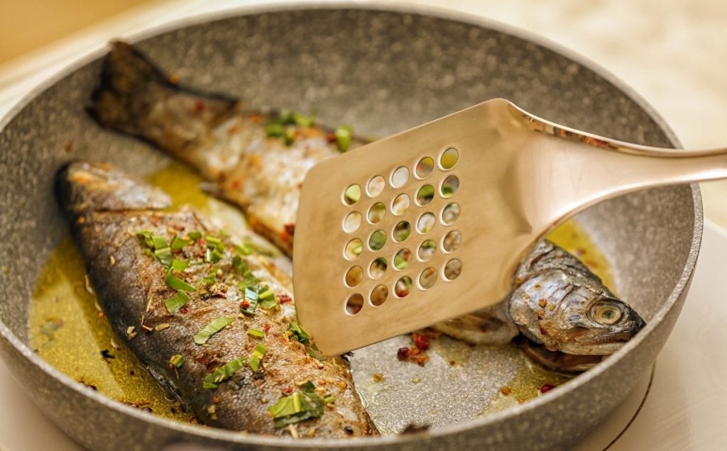 Cooking whole fishes with a fish spatula