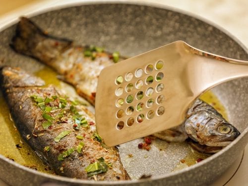 Cooking whole fishes with a fish spatula