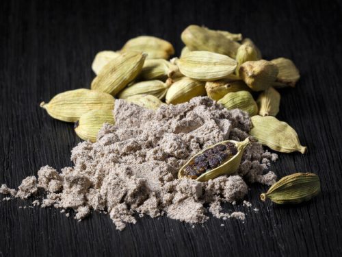 https://recipes.net/wp-content/uploads/2021/07/ground-cardamom-and-cardamom-pods-500x375.jpg