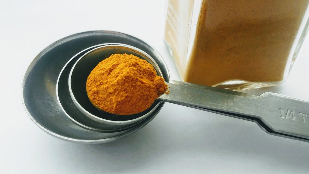 Metal measuring spoons with turmeric