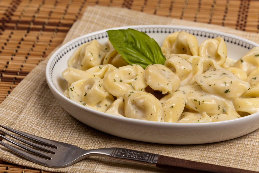 Tortellini Alfredo Recipe, creamy cheese tortellni pasta with homemade alfredo sauce and chopped parsley topping