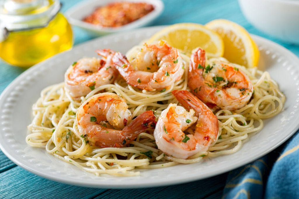 Shrimp Scampi Olive Garden Recipe Copycat, A delicious plate of shrimp scampi with spaghetti and lemon