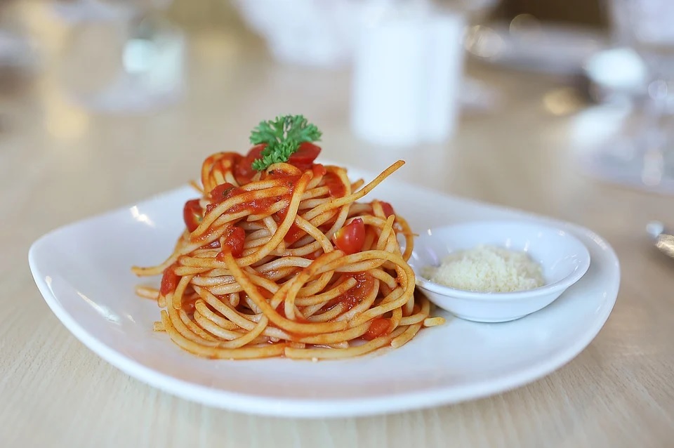 Summertime Spaghetti with Fresh Tomato Sauce