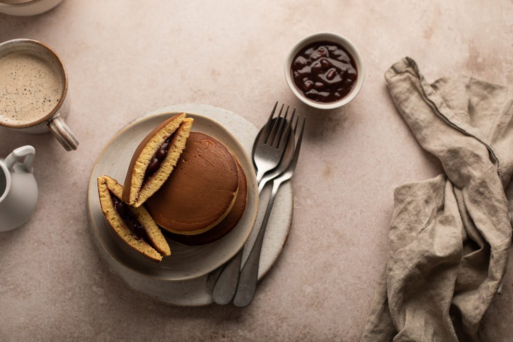 dorayaki en pile sur une assiette avec pâte de haricot rouge