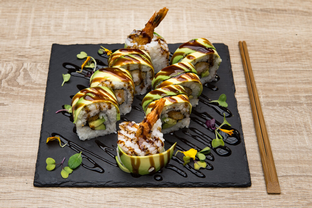 Dragon Roll Recipe, homemade dragon roll sushi with grilled eel, shrimp tempura, and avocado toppings