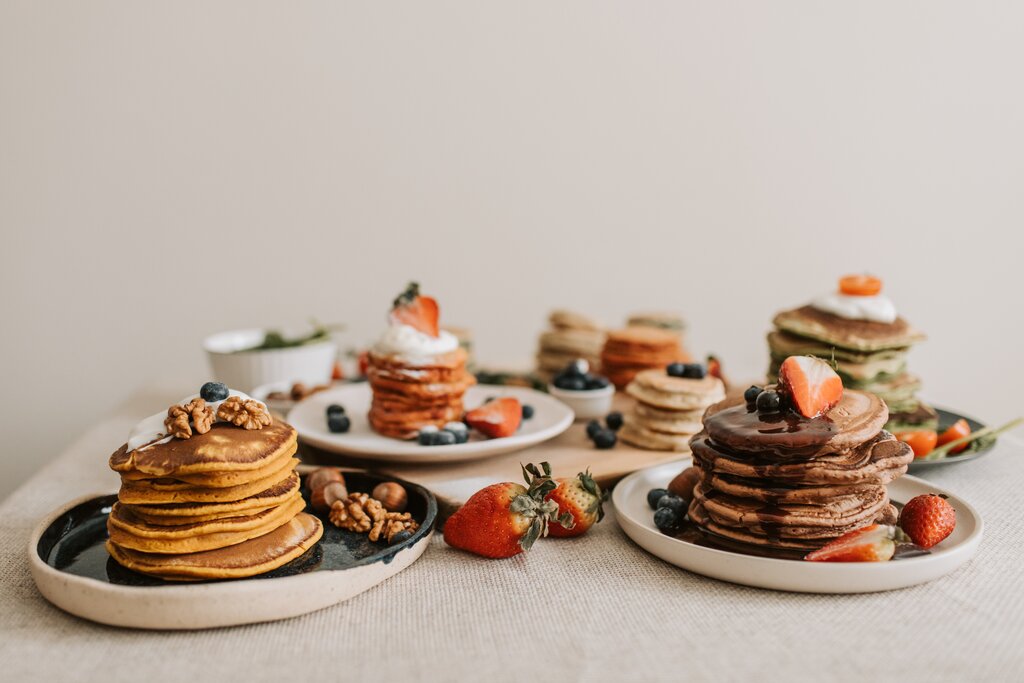 sweet breakfast ideas, stacks of pancakes with fruits
