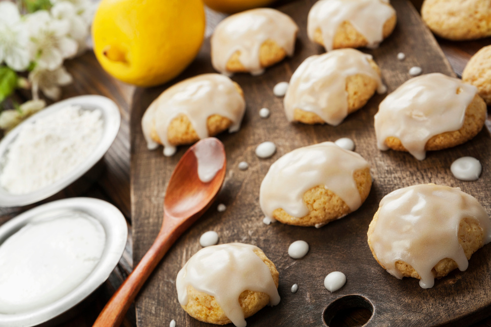 lemon glaze cookies on the wooden table