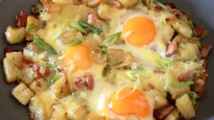 https://recipes.net/wp-content/uploads/2022/05/Cheesy-Bacon-And-Egg-Hash-Recipe-300x169.jpg