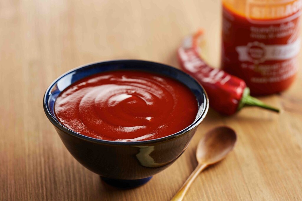 A bowl of sriracha sauce