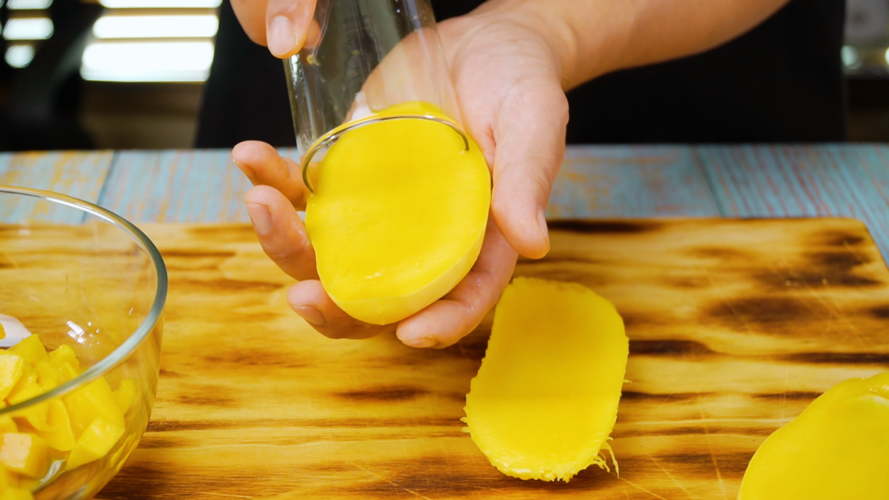 How to Cut a Mango (With Video Guide!) - Recipes.net