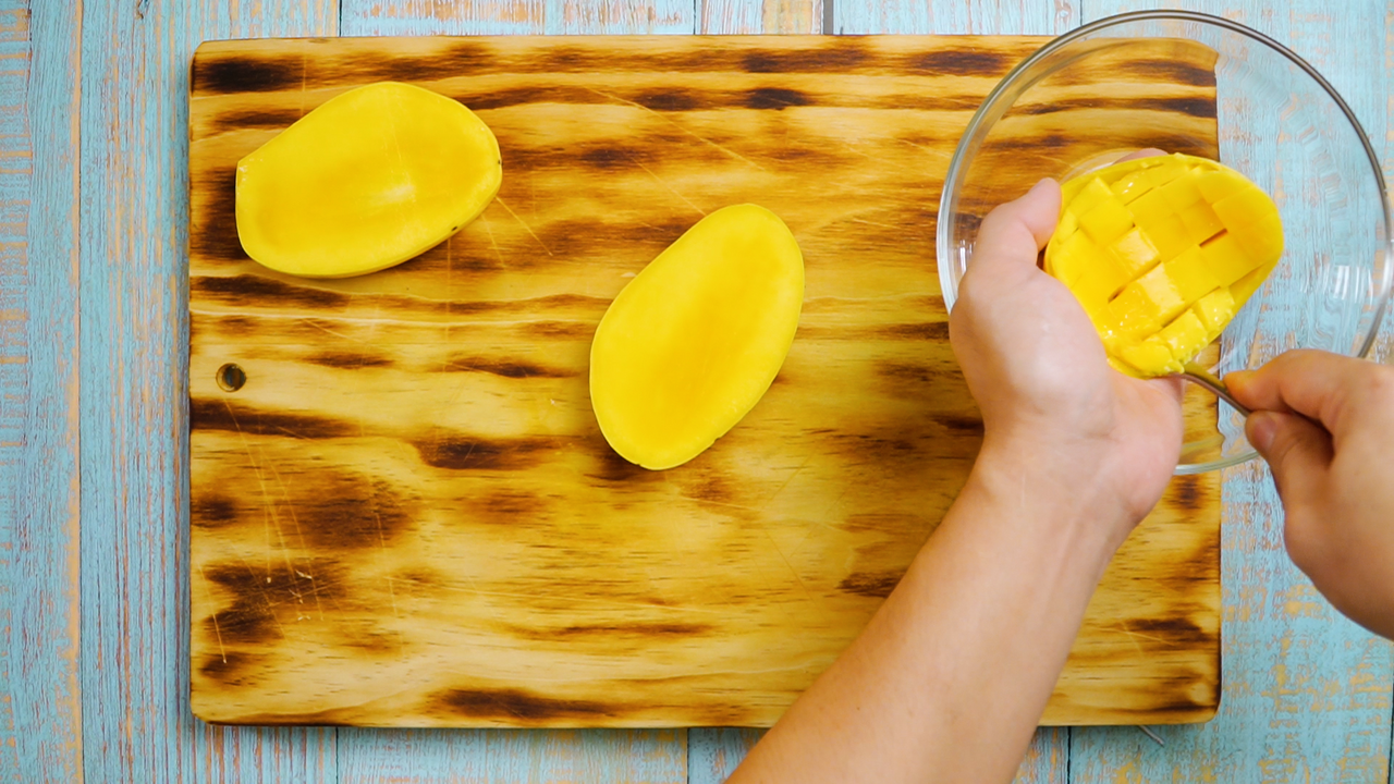 How to Cut a Mango (With Video Guide!) - Recipes.net