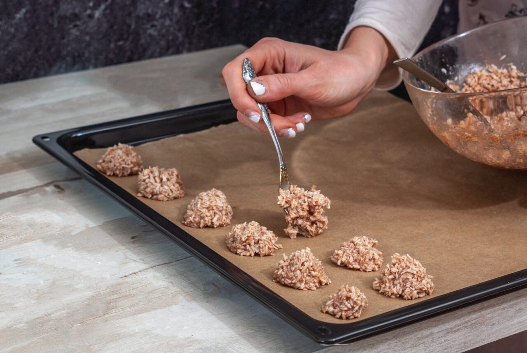 baking cookies using parchment paper 