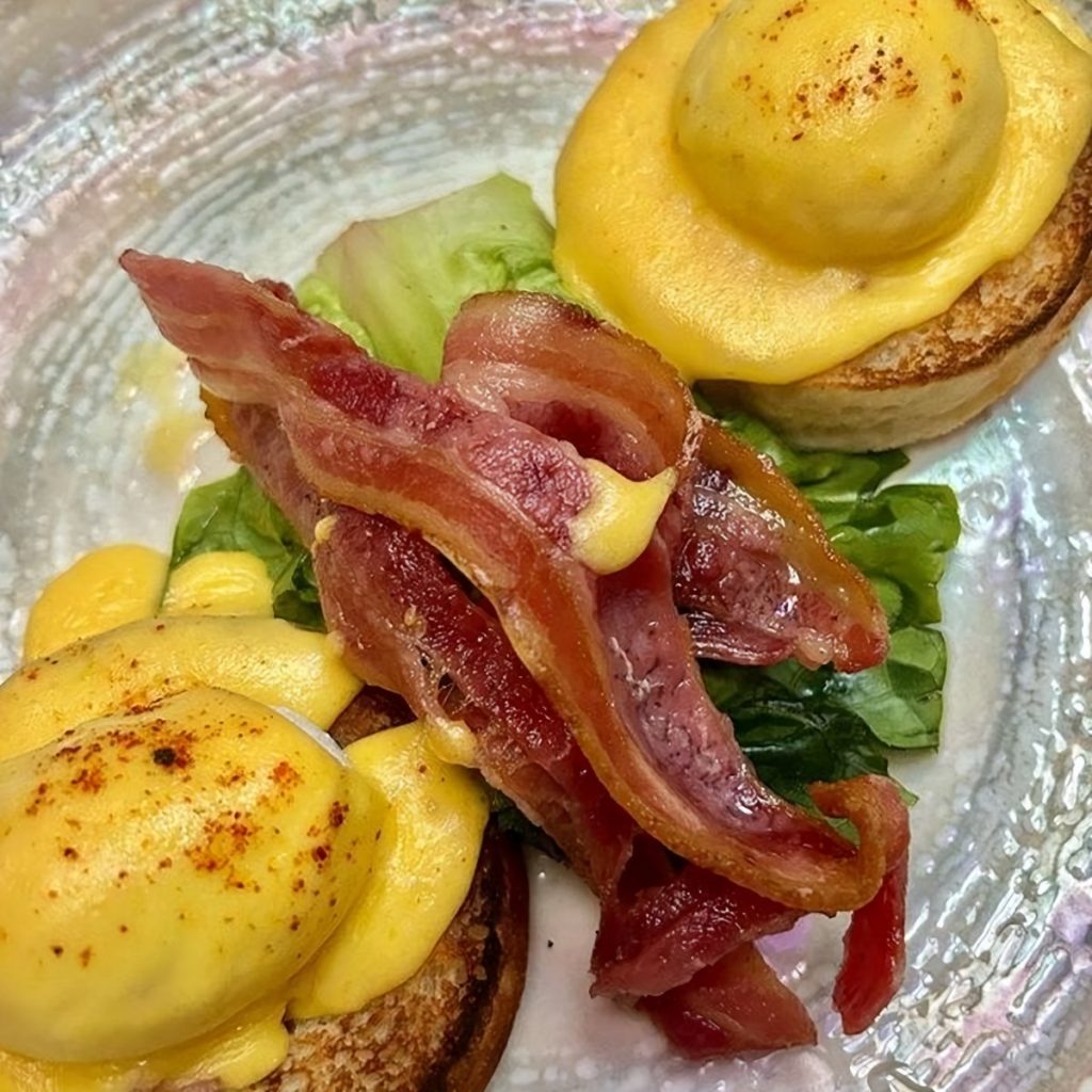 Mimi's Cafe's Eggs Benedict Recipe