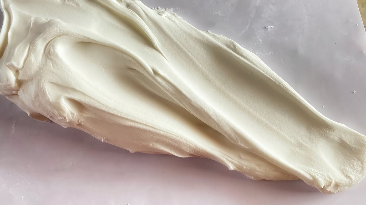 What Is the Difference Between Icing and Frosting