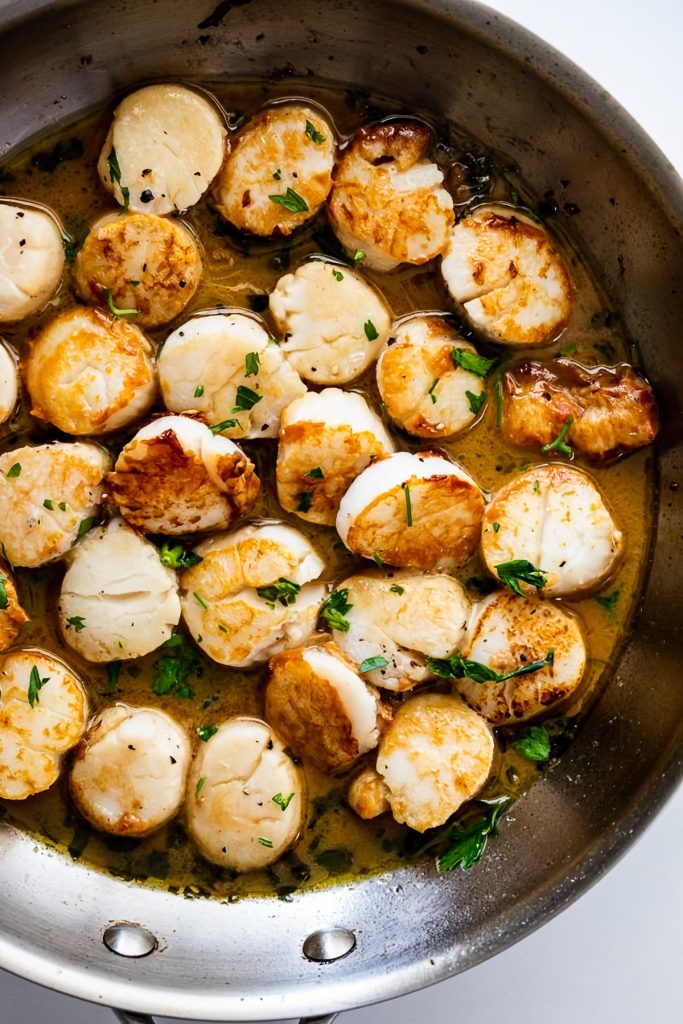 Scallops with Mushrooms & White Wine