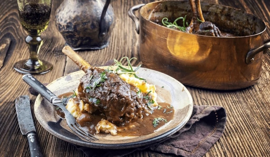 Slow-cooked lamb with onions & thyme