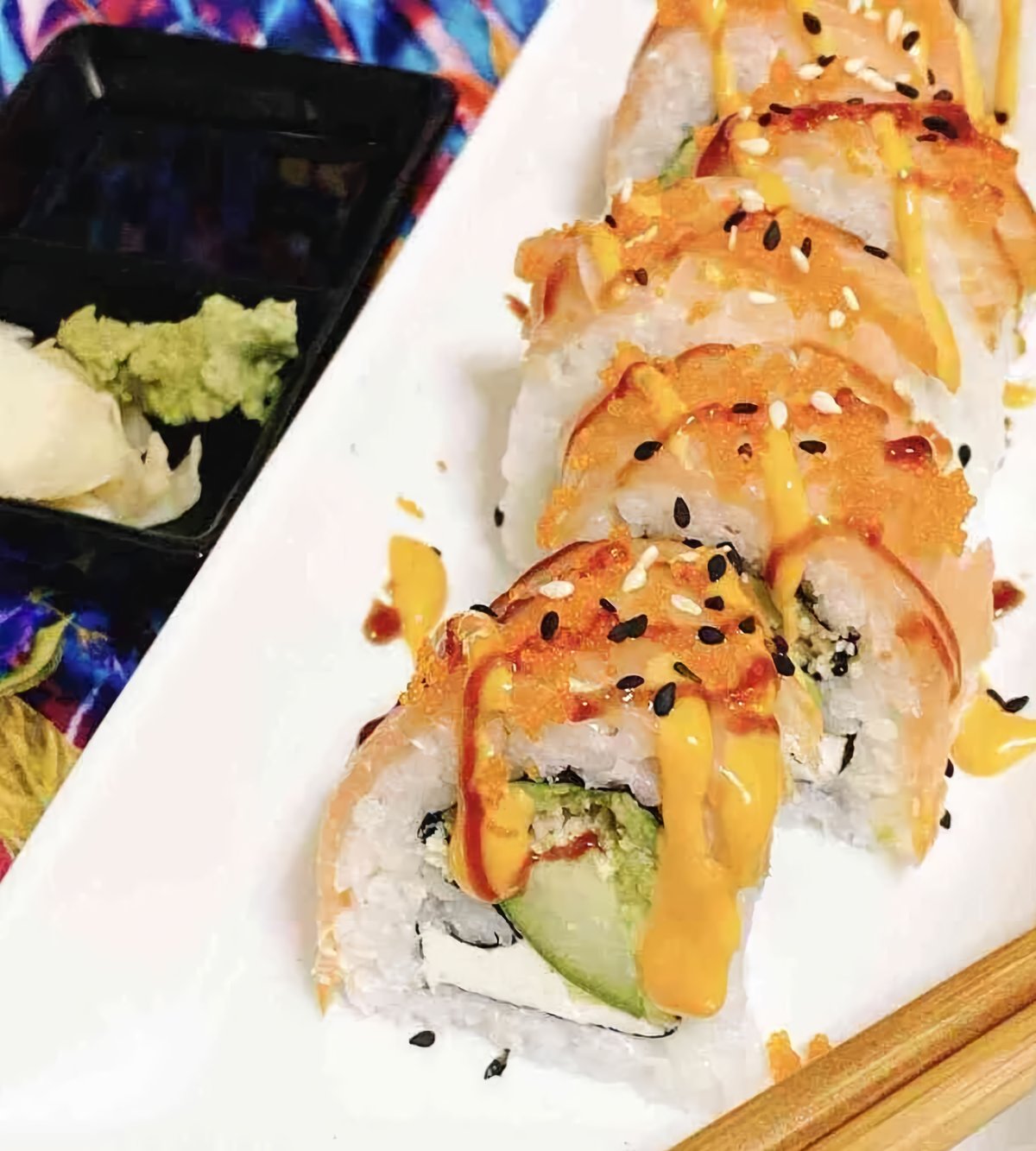 https://recipes.net/wp-content/uploads/2023/07/spicy-crunchy-salmon-roll-with-avocado_83a4e058f70764a617e4c7c4efb44149.jpeg