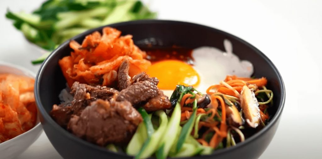 Sushi Rice Bowl with Beef, Egg & Chilli Sauce
