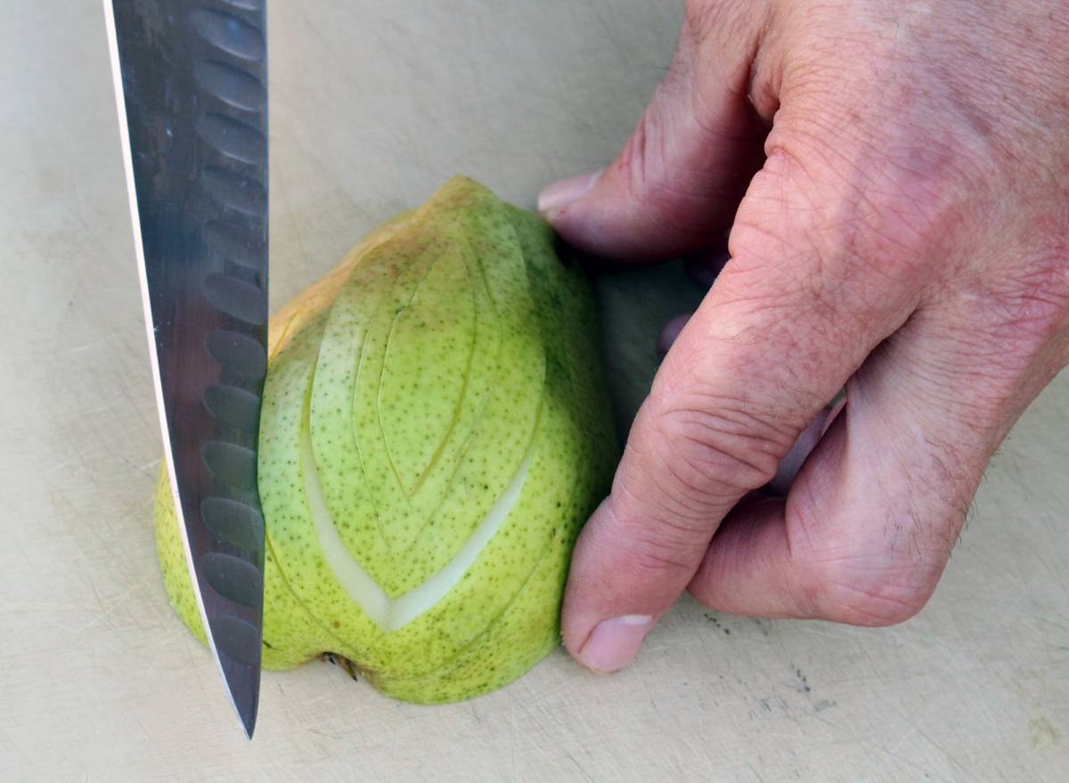 how-to-cut-a-pear-into-slices