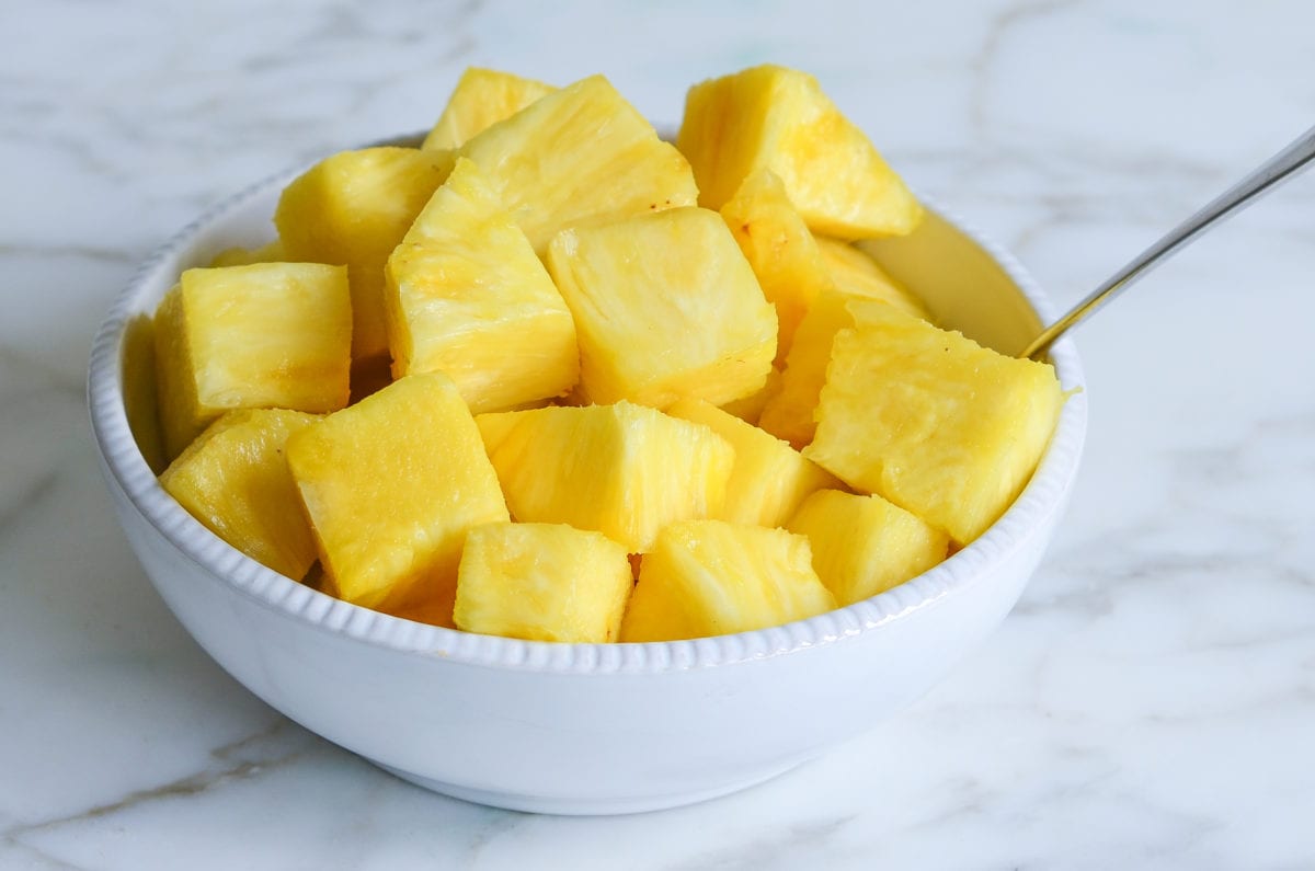 how-to-cut-a-pineapple-into-chunks