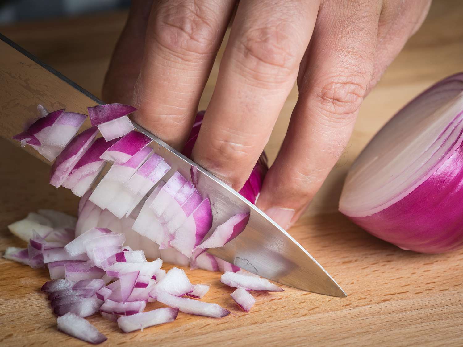 how-to-cut-a-red-onion