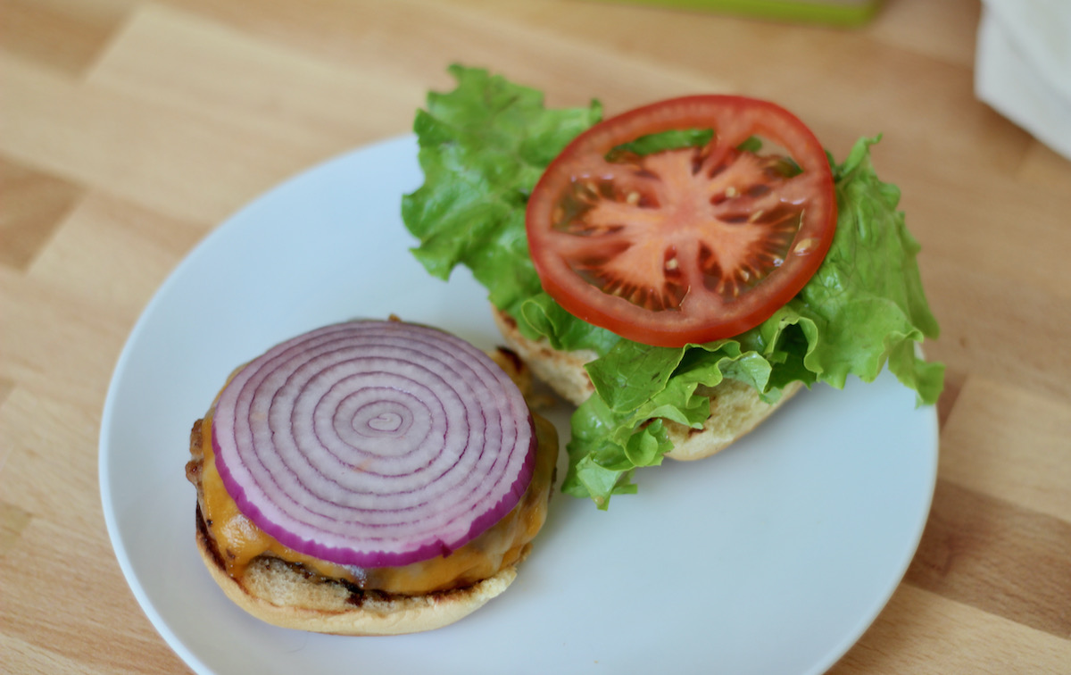 how-to-cut-an-onion-for-a-burger