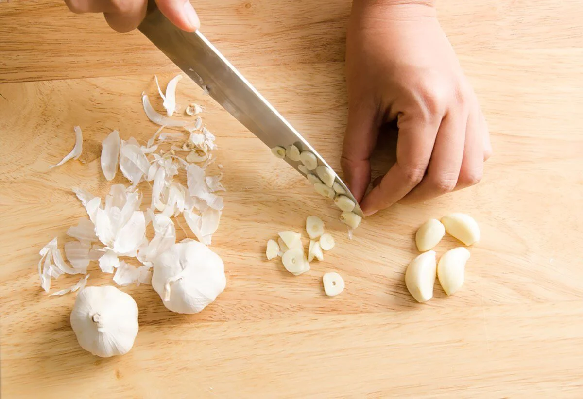 how-to-cut-and-peel-garlic