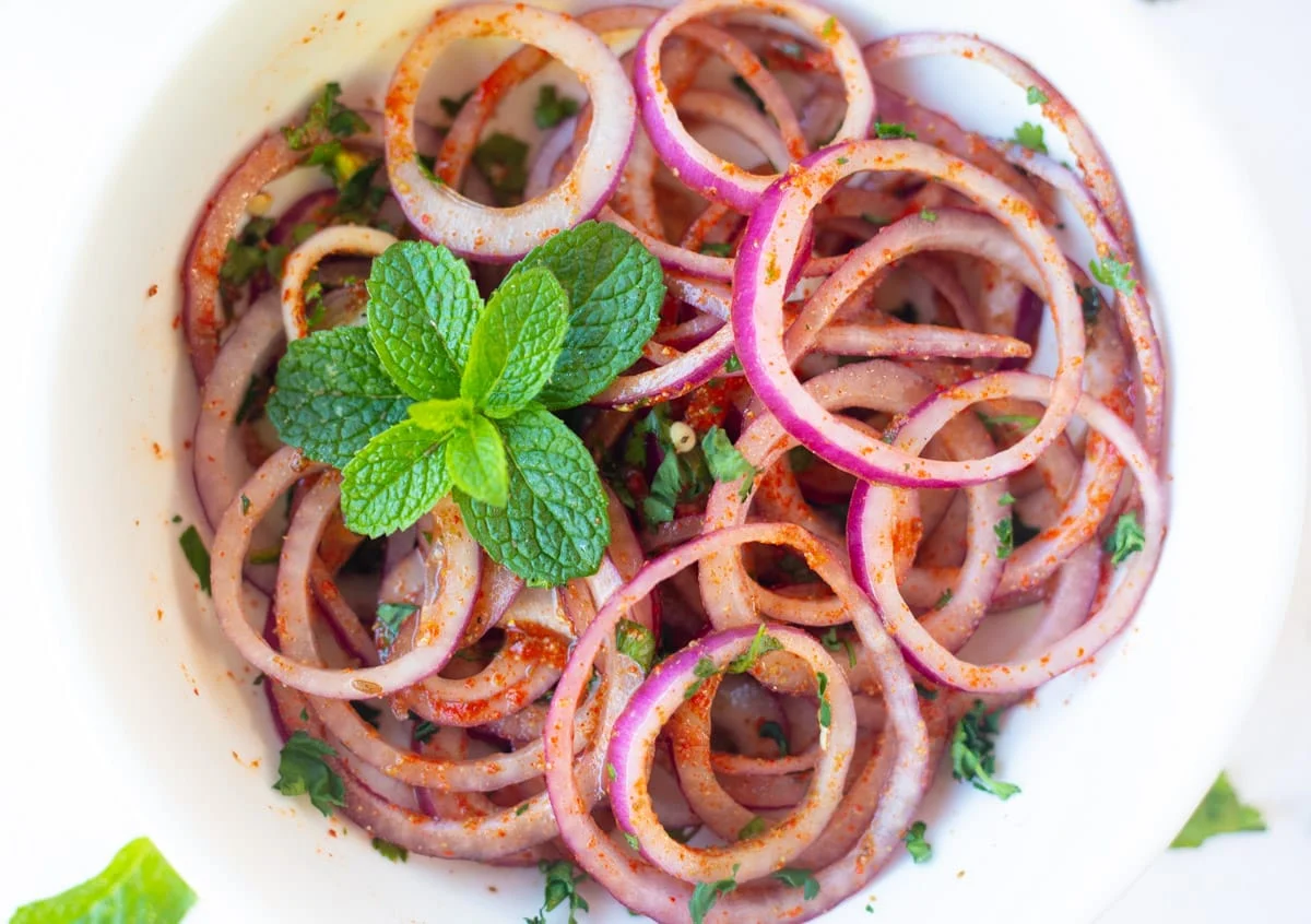 how-to-cut-red-onions-for-salad