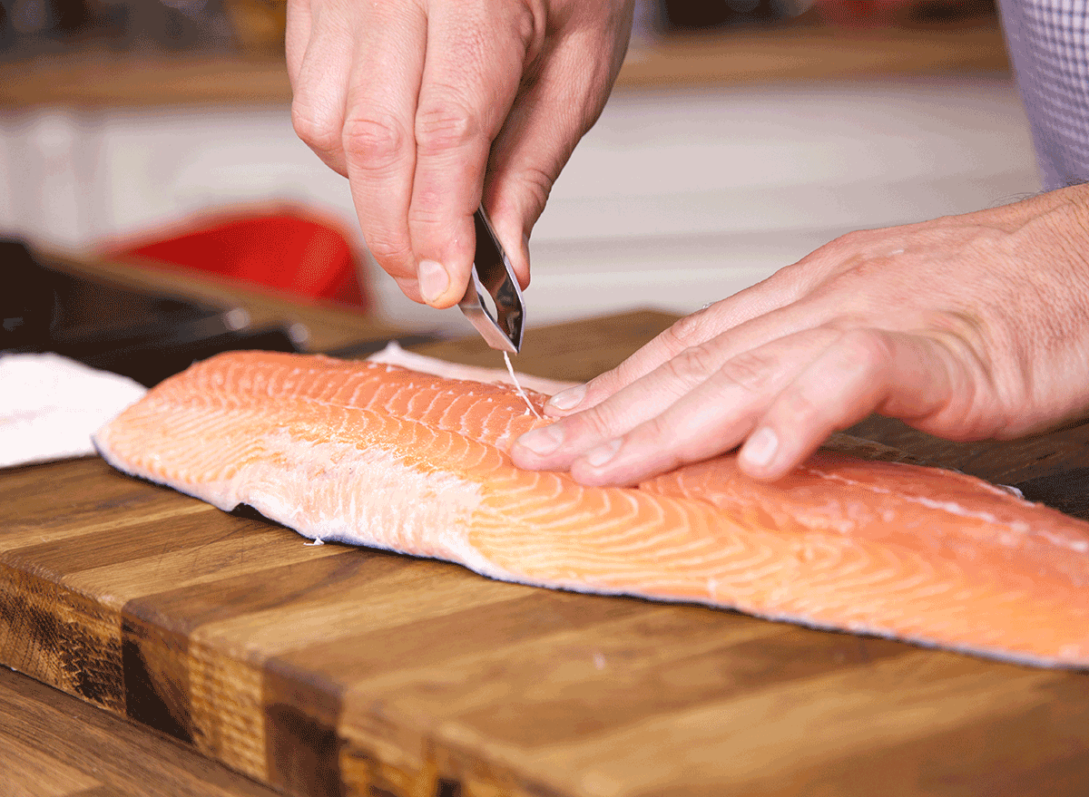 how-to-cut-salmon-with-skin