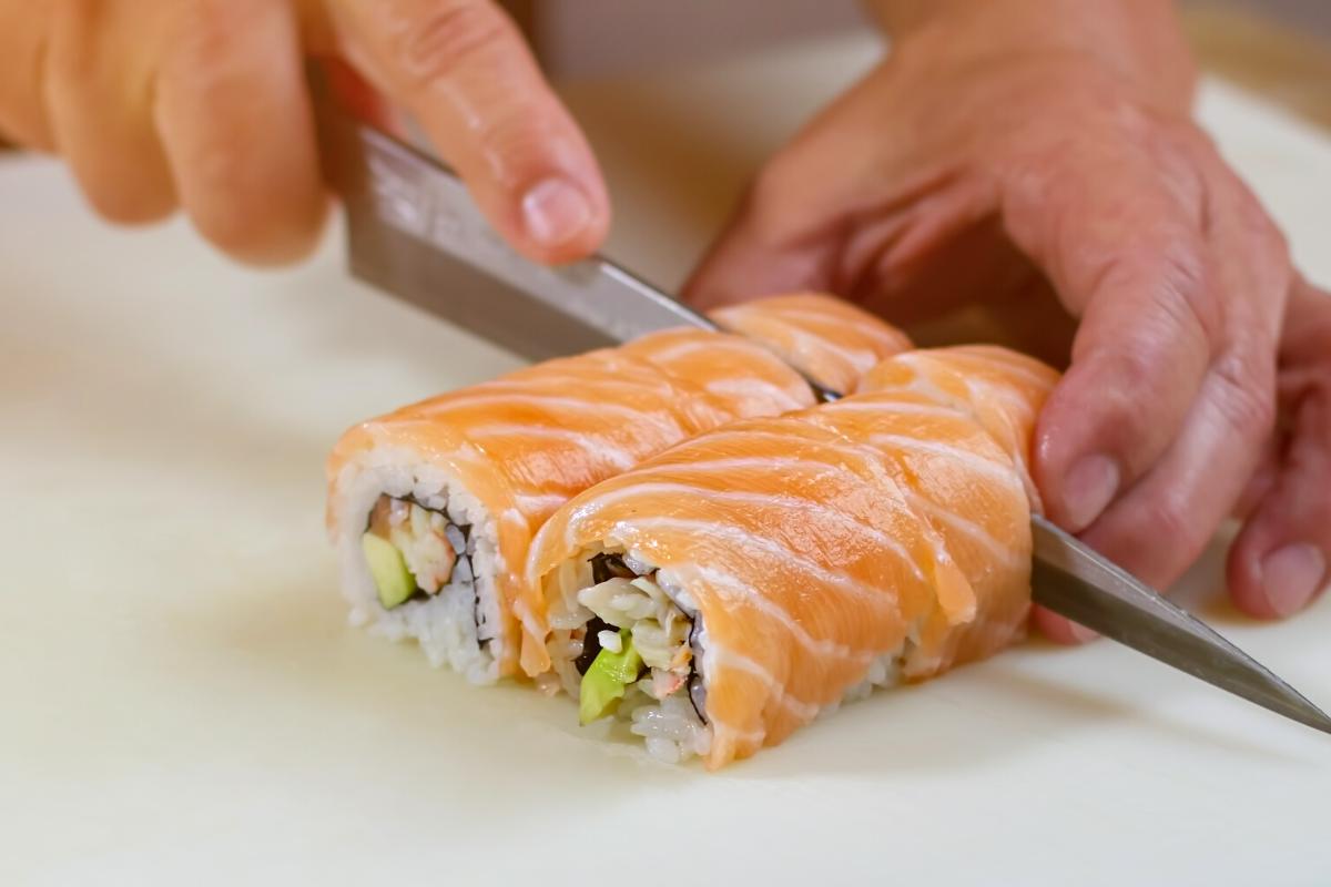 how-to-cut-sushi-rolls