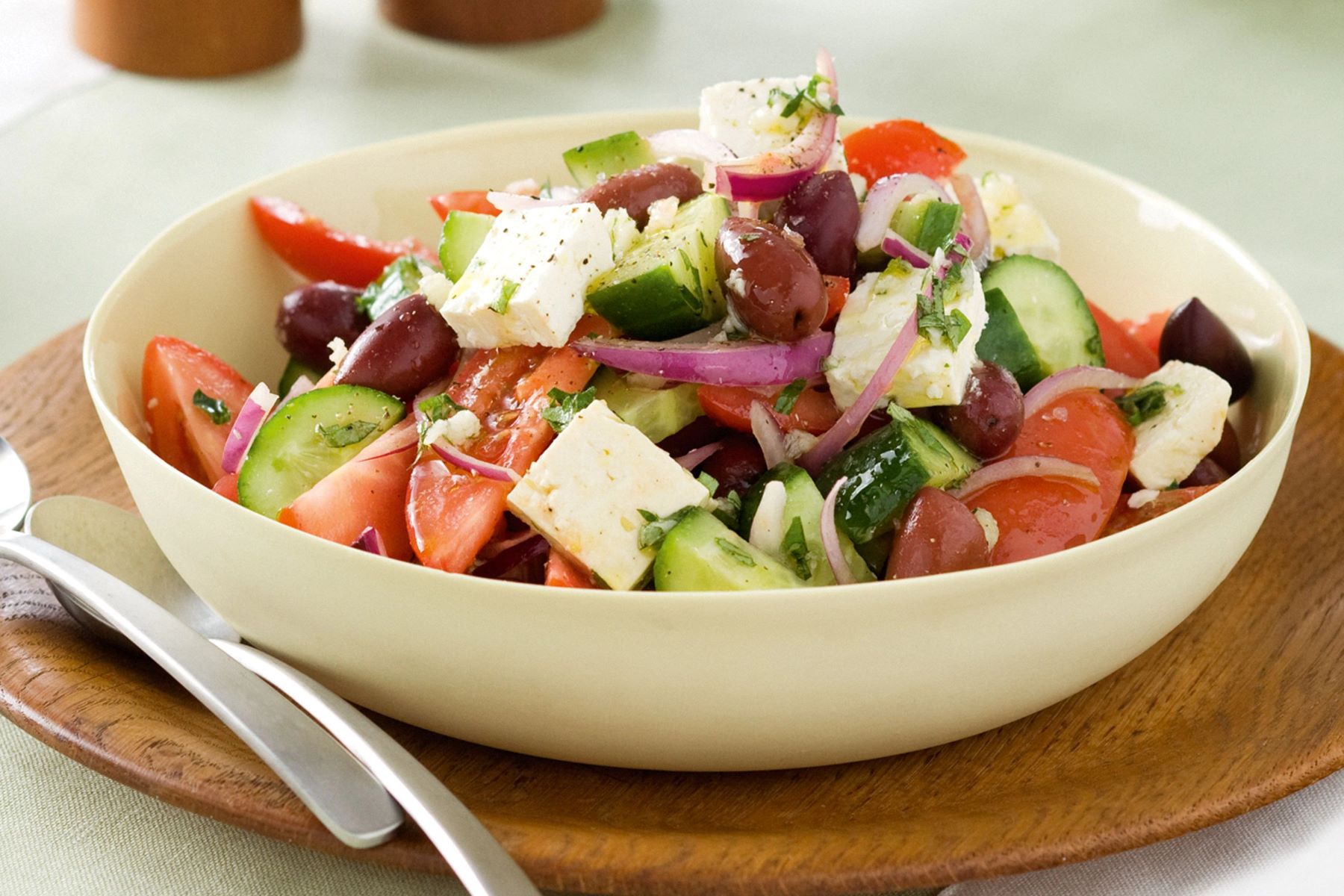 how-to-cut-tomatoes-for-greek-salad
