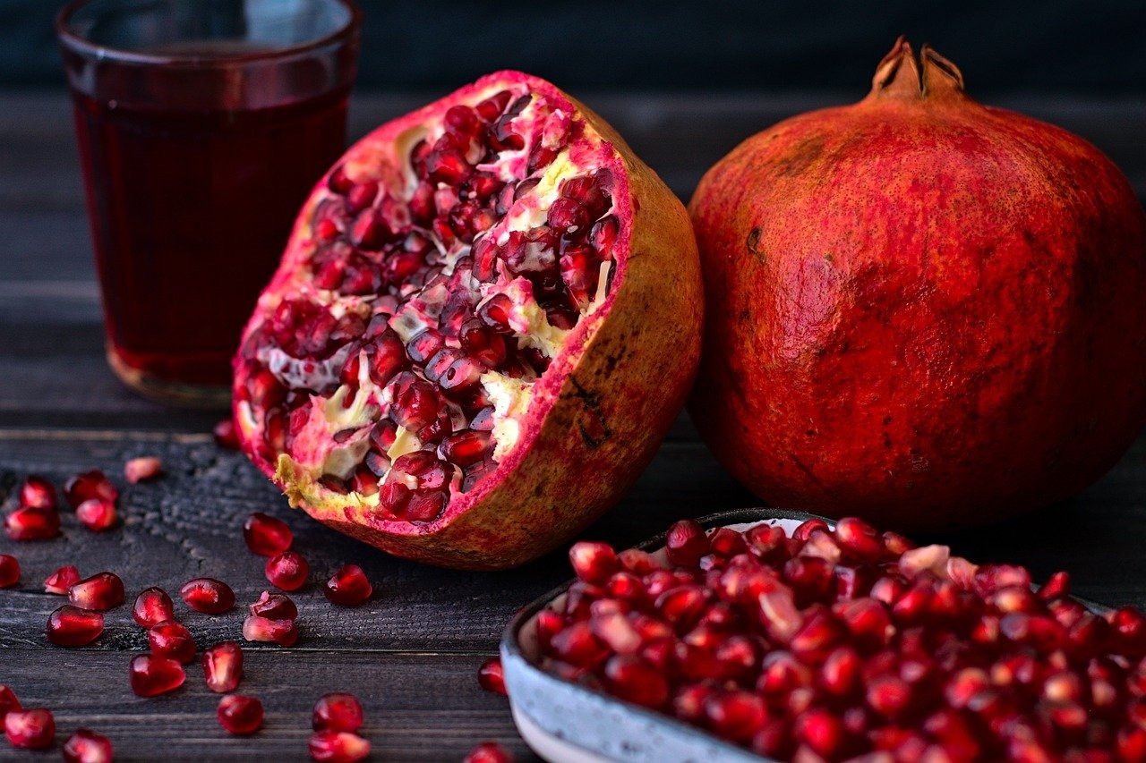 how-to-eat-pomegranates