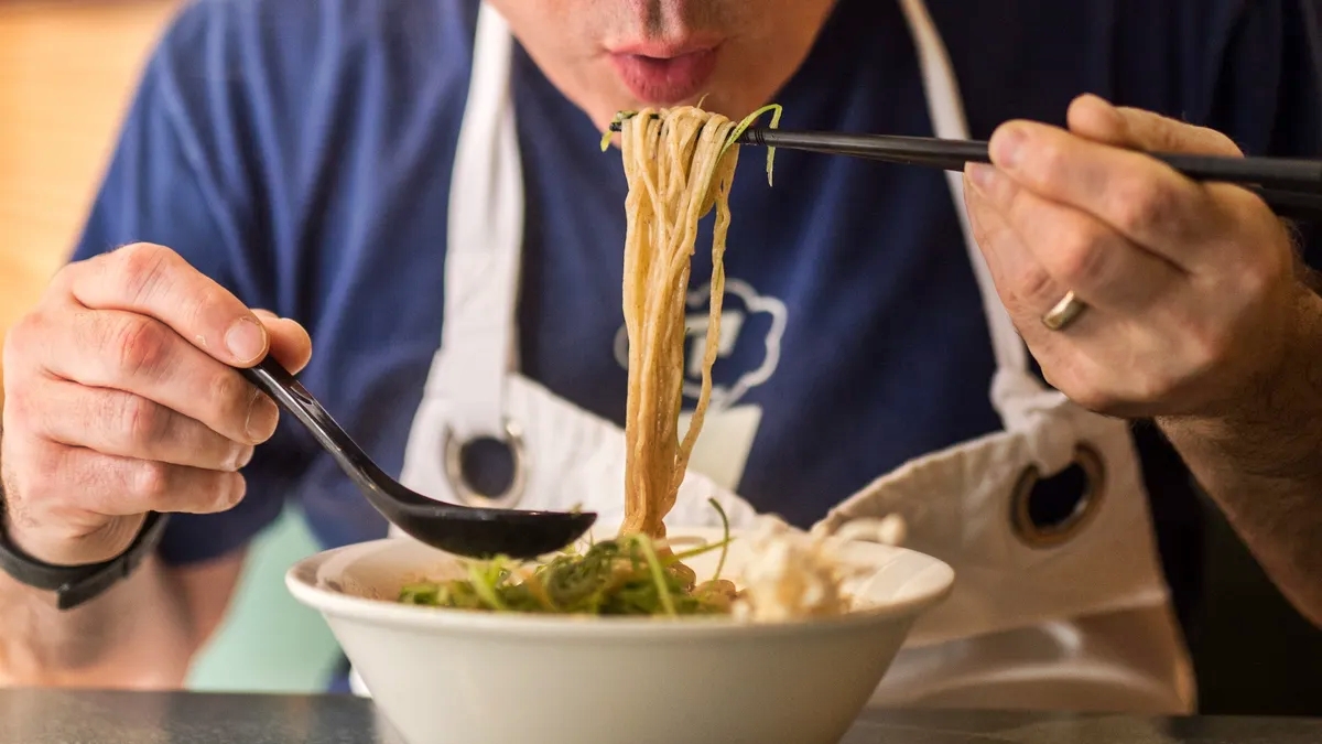 how-to-eat-ramen-noodles