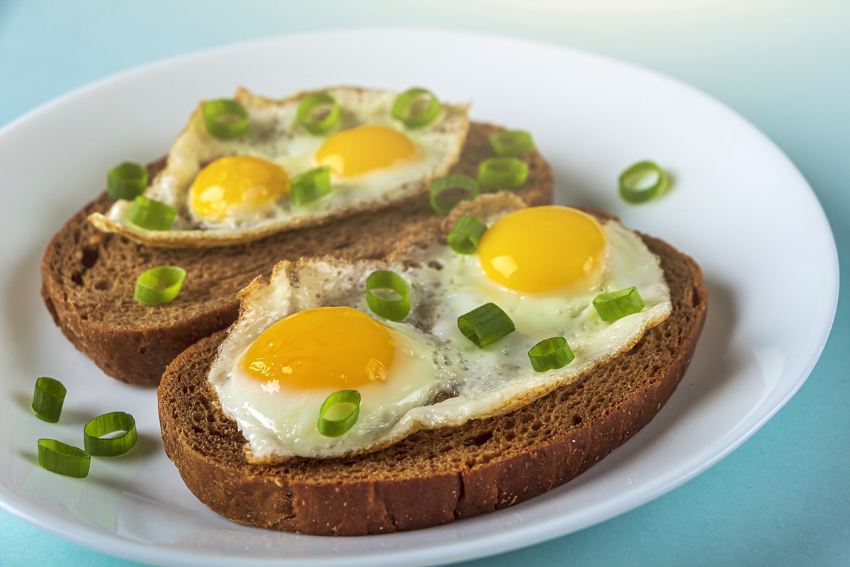 How To Fry Eggs Without Sticking - Recipes.net