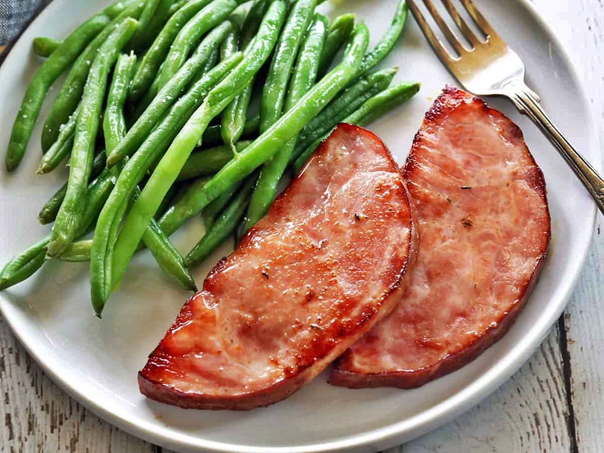 https://recipes.net/wp-content/uploads/2023/09/how-to-fry-ham-slices-in-a-pan-1696063104.jpg