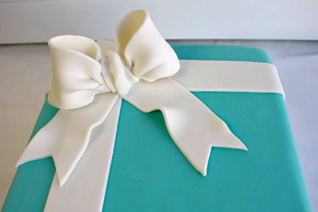 Luxury Acrylic Cake Gift Box With Flowers – Misses Sweet