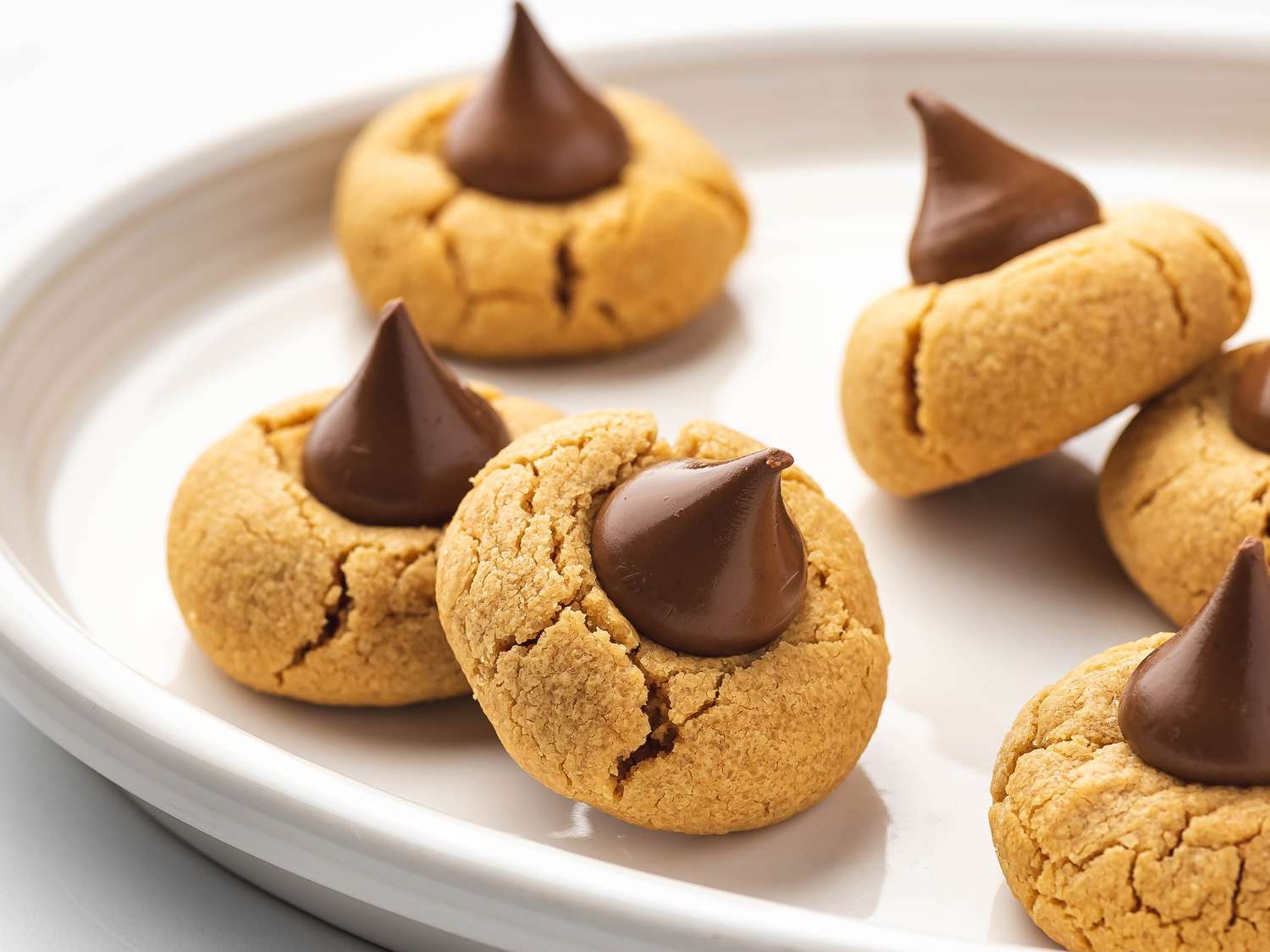 how-to-make-peanut-butter-kiss-cookies
