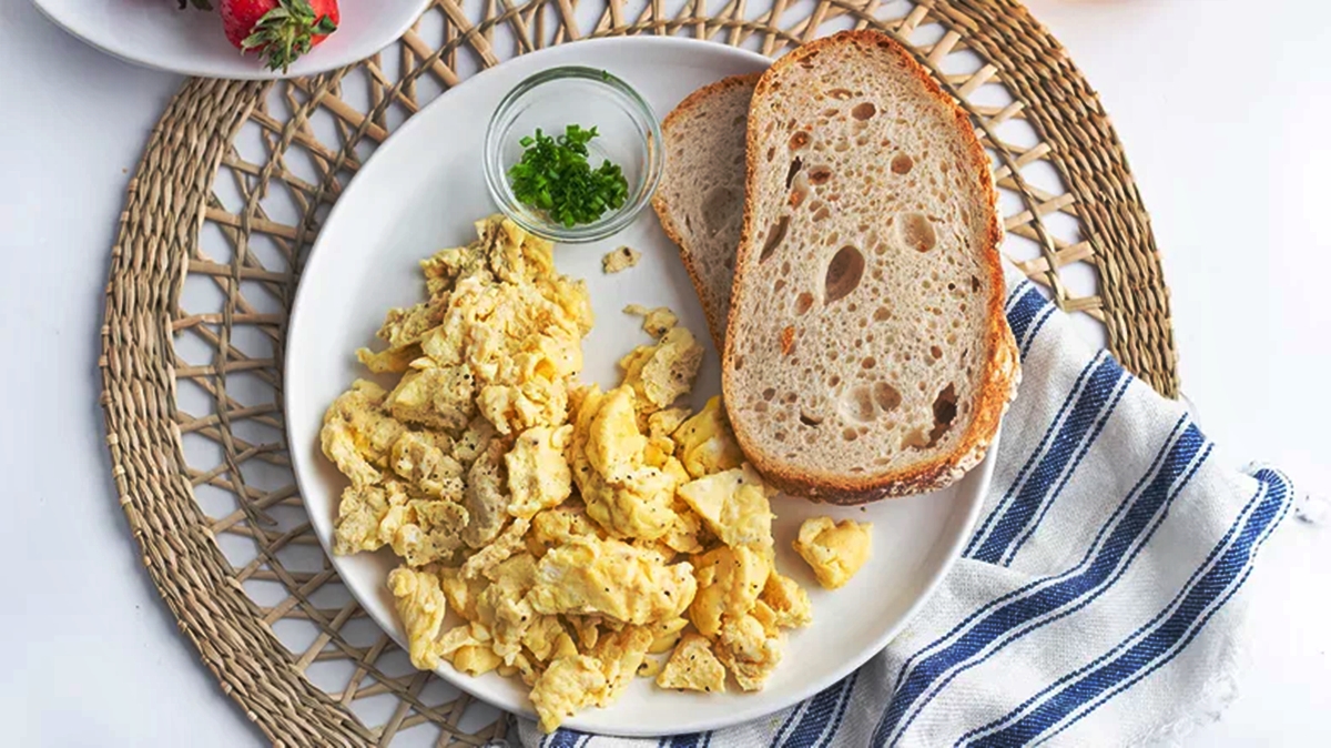 how-to-make-scrambled-eggs-in-the-microwave