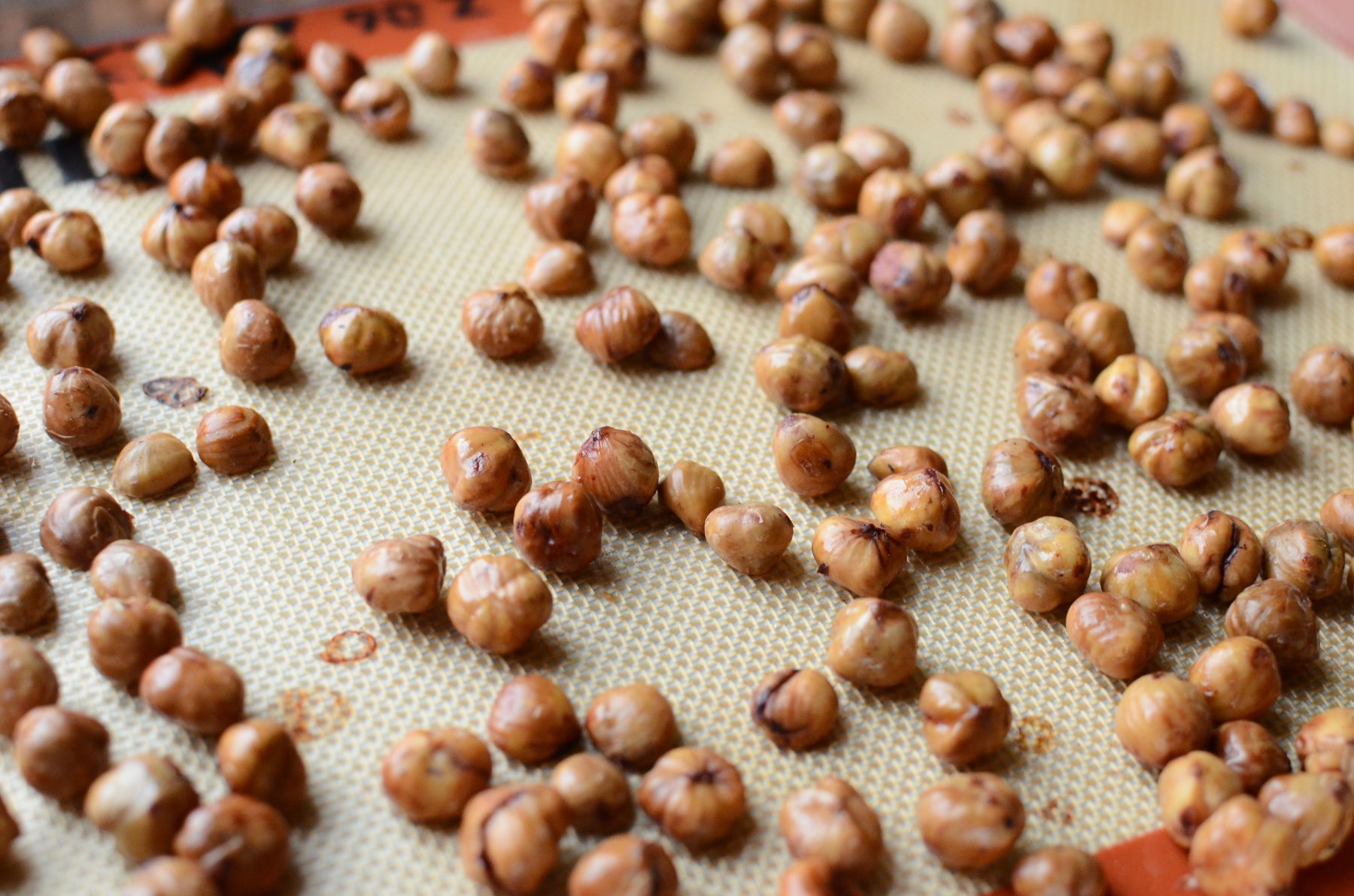 how-to-skin-hazelnuts