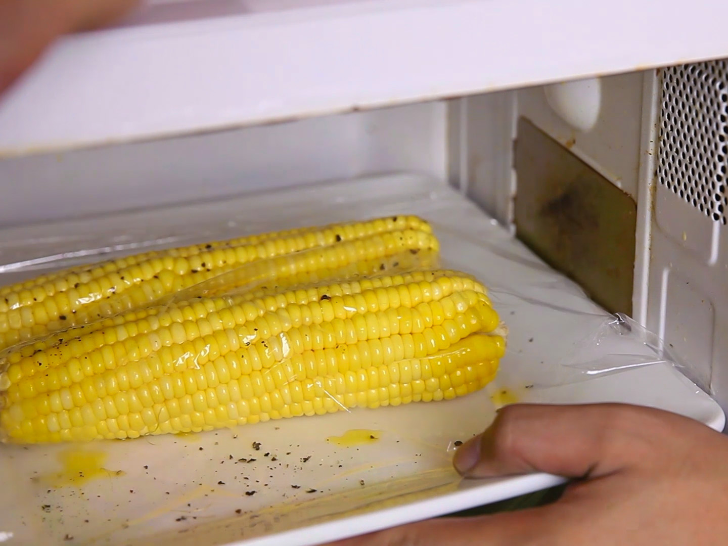 how-to-steam-corn-in-microwave