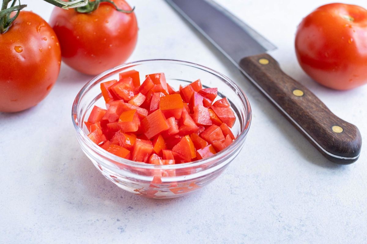 the-best-ways-to-peel-and-dice-tomatoes