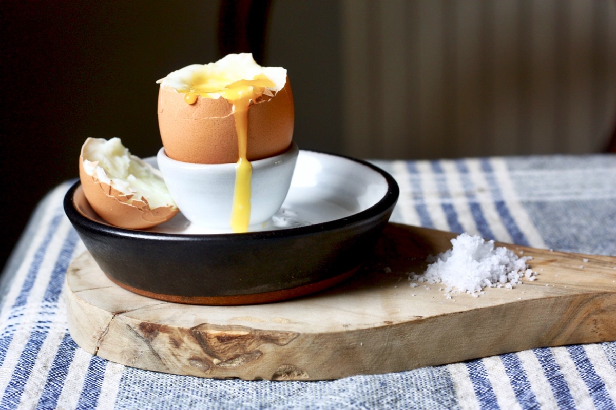 how-to-boil-eggs-with-vinegar